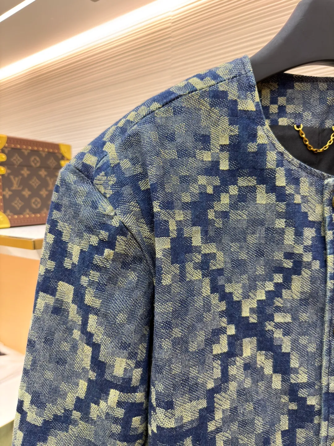 LOUIS VUITTON snake-print denim jacket ●Original version: purchased and developed by 27296 ●Item number: 1681014-C20 ●Fabric: denim fabric ●Technology: Distressed production ●Version: fitted version ●Weight: about 1375 grams ●Size: 46-48-50-52 ●Description: Customized Snakoflage denim for the spring and summer show will be Pharrell The Damoflage pattern written by Williams is transformed into a pixel-effect snake jacquard. The customization cycle is 25 days. The whole body is fixed and counter-cut, including the back pocket splicing, which is fully aligned with the body. It is made of artificial pearls with a pure copper distressed base. The leather tag on the back waist is made of suede and has a high-temperature embossed checkerboard Fei Dong logo. The overall wiring is straight and delicate, the fabric is comfortable and soft, and the color is consistent without color difference. It can be matched with the same style to create a fashionable look and control various occasions. Customized accessories, complete with three standards, same style for men and women!